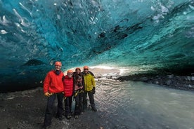 水晶蓝冰洞-Jökulsárlón冰川泻湖的超级吉普车