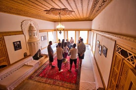 Visite privée à pied d'Ismail Kadare à Gjirokaster