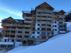 *NEW* Bellevue D’Oz Ski In Ski Out Luxury Apartment (8-10 Guests)