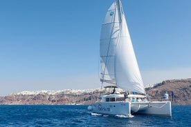 Lítil hóps Catamaran sigling á Santorini (BBQ, drykkir, flutningur)