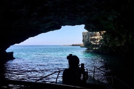 동굴과 작은 만 사이의 폴리냐노 아 마레(Polignano a Mare)로 보트 여행