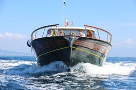 Tour in barca della costa sorrentina e della costiera amalfitana per piccoli gruppi con accompagnatore locale