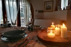 Cena toscana en una villa en un antiguo olivar de Siena