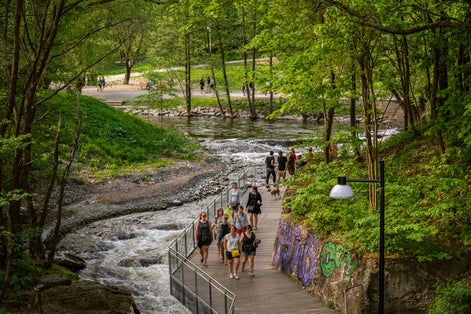 Nedre Foss park, Grünerløkka, med hovedbygningen Nedre Foss gård og siloen Grünerløkka studenhus