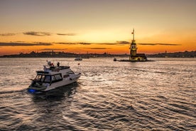 Bosporus-Sonnenuntergang-Yachtkreuzfahrt mit Snacks und Erfrischungen