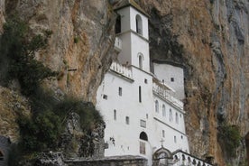 Besøk Ostrog kloster og tradisjonell husholdning på landsbygda - Montenegro Private Tour