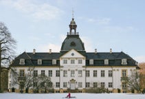 Mittelgroße Autos zur Miete in Charlottenlund, in Dänemark