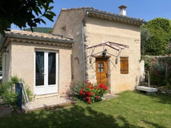 Cabanon entouré de montagnes et d'oliviers