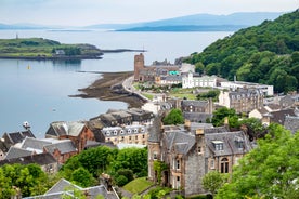 Photo of the harbor front of the city of Oban on the westcoast of Scotland.