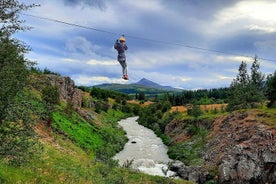 Приключение на зиплайне через каньон реки Глераргил в городе Акурейри