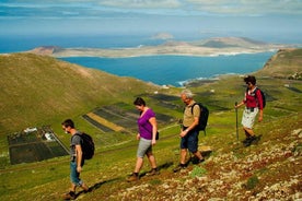 Tour a piedi attraverso il vulcano La Corona e la scogliera di Famara