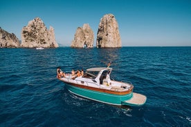 Tour in barca per piccoli gruppi dell'isola di Capri da Napoli