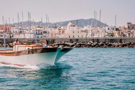 Passeio de barco pela ilha de Ischia com uma típica lancha de 10 metros de Ischia dia inteiro