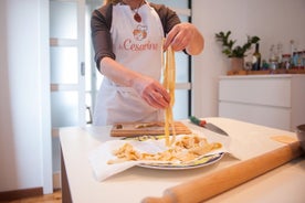 Clases privadas de pasta y tiramisú en la casa de una Cesarina con degustación en Foligno