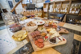 Dégustation de vins hongrois avec du fromage et de la charcuterie à Budapest