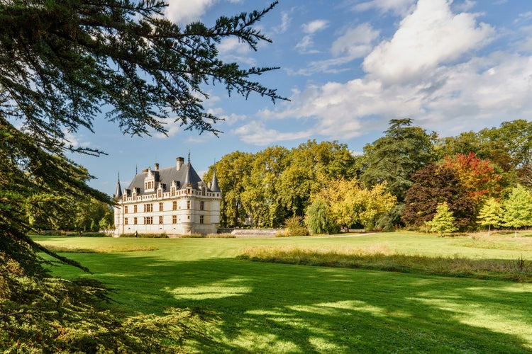 Château Azay-le-Rideau Surrounded by Lush Gardens.jpg