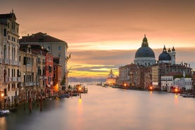 Private Gondel mit Serenade für eine romantische Nacht in Venedig