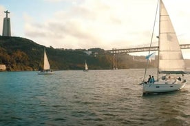 Croisière privée romantique de 2h à Lisbonne - Jour / Coucher de soleil avec vin mousseux