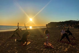 El Sol Lifestylen Sunset Yoga Lagosin kauniilla rannalla