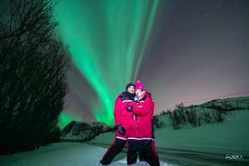 Inseguimento dell'aurora boreale in minibus