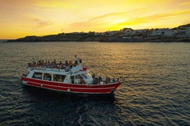 Festa de barco ao pôr do sol nas águas de Salento com bebida