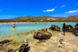 Tour privato per famiglie di un'intera giornata alla spiaggia di Elafonisi e alla grotta di Agia Sofia