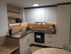 Modern Apartment, Full Kitchen, for 6