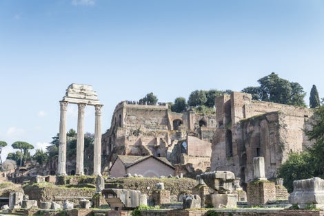 PHOTO OF Beautiful panoramic view on the famous ancient Temple of Castor and Pollux ( Templo Dioscuri ).Scenic architectural and natural landscape. Roman Forum. Rome.Italy.Europe.