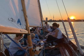 Crucero de velero al atardecer en pequeños grupos en el lago Alster de Hamburgo