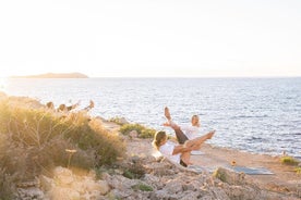 Lezione di yoga e brunch di fronte al mare a Ibiza