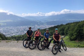 風光明媚なインスブルック市街と山の eBike ツアー