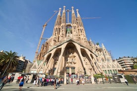 バルセロナのベスト ガイド付きツアー、港またはホテルへのお迎え付き