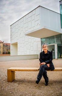 Seungduk Kim, in front of Le Consortium