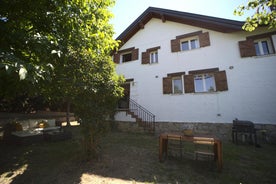 Casa con jardín, 4 habitaciones y mucho encanto en cercedilla