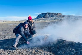 Tour privado de caminata por el volcán Fagradalsfjall con un guía local