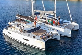 Croisière semi-privée en catamaran flambant neuf à Mykonos avec repas, boissons et transport