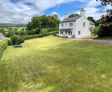 Garth- Stunning Scenic semi-rural Cottage with Games room