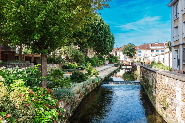 Photo of Street view of downtown Evreux, France.