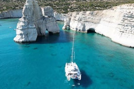 O melhor de Milos e Poliegos Cruzeiro de catamarã com snorkel e churrasco