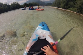 PACK-RAFT-Fahrt entlang der Stromschnellen des Flusses Soča