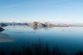 Lago di Scutari con Rijeka Crnojevica (Pavlova strana) e l'antica capitale Cetinje