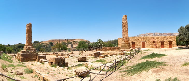 Kolymbethra Gardens, or Jardino della Kolymbethra. magnificent green garden in the heart of the Valley of Temples in Sicily, Italy. Farm house and ancient Greek ruins.