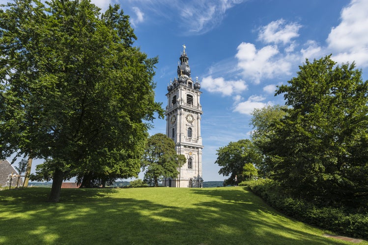 The belfry, also called El Catiau by Montois, was built in Mons in the 17th century and is the only baroque style building in Belgium that reaches a height of 87 meters.