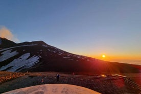 絶滅したクレーターと火山洞窟の間のエトナウォーク