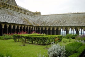 Tour guidato di un giorno per piccoli gruppi di Mont St Michel in minivan da Parigi