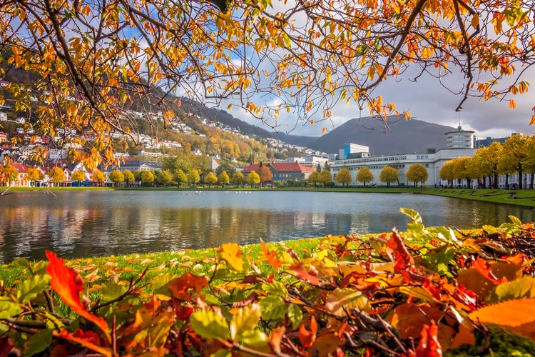 Small Lille Lungegardsvannet lake, also called Smalungeren, in autumn, Bergen, Norway.jpg