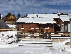 Maison de bois finlandaise au pied des pistes