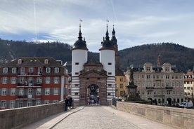 Incantevole gioco di fuga all'aperto nel centro storico di Heidelberg