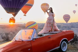 Sesión de fotos privada en Capadocia con vestido volador + auto antiguo