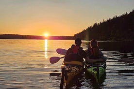 Kajaktour bei Sonnenuntergang mit Fika am Stockholmer Seeufer